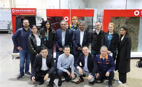 凱盛玻璃控股董事長(zhǎng)殷新建在中英工程院交流會(huì)上發(fā)表主旨演講，與多位院士共話(huà)光伏建筑一體化未來(lái)